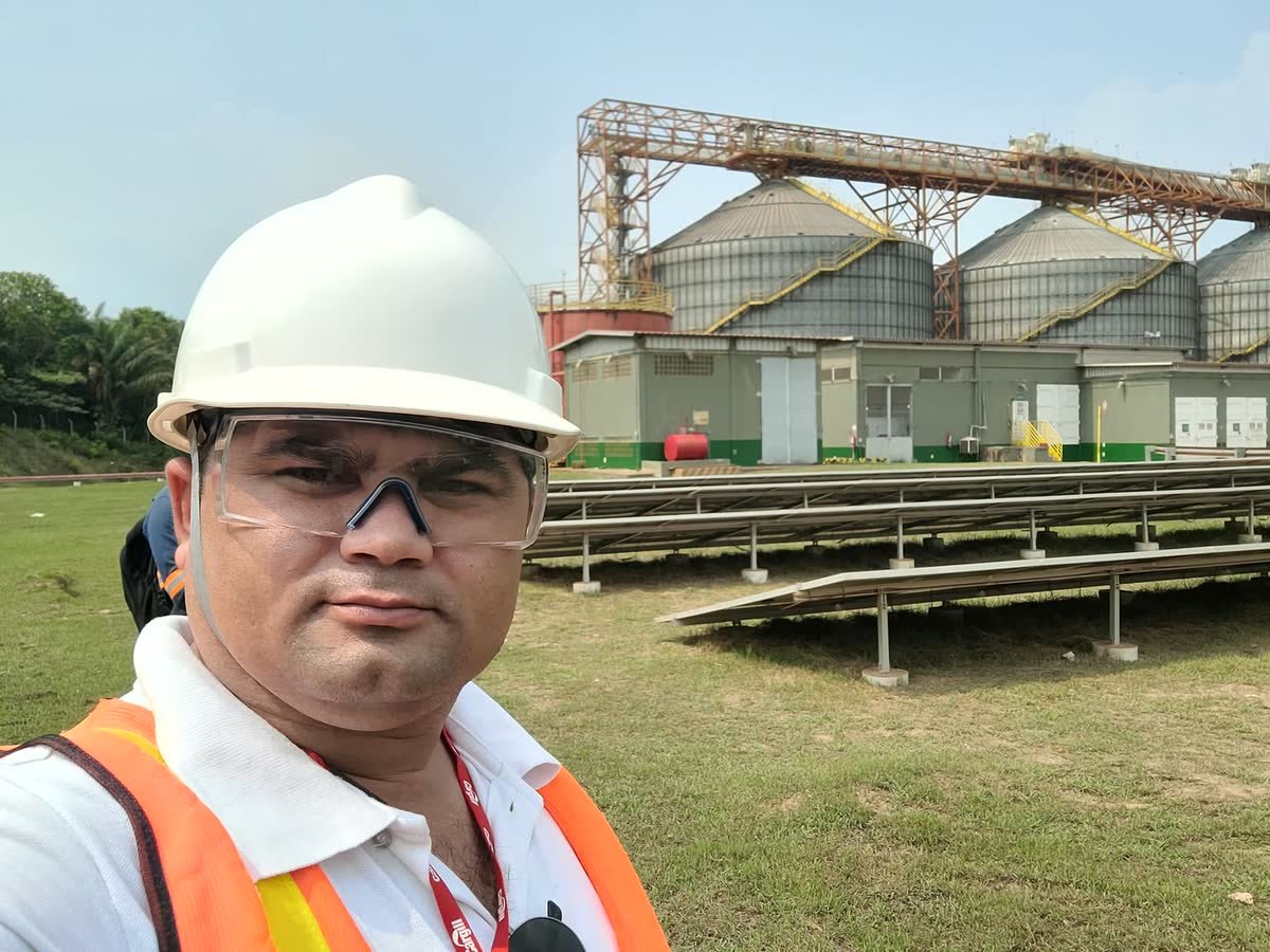 Técnico da Mesaque em frente à usina em solo instalada junto aos silos