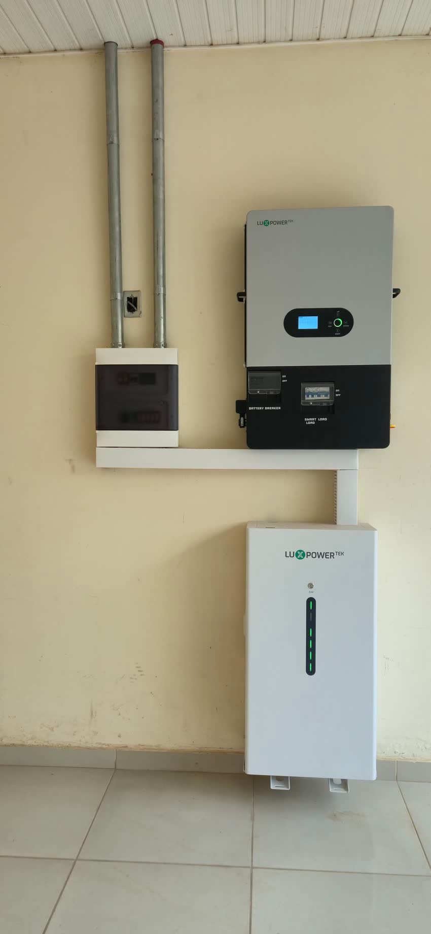 Inversor híbrido e bateria de lítio instalados em ambiente interno