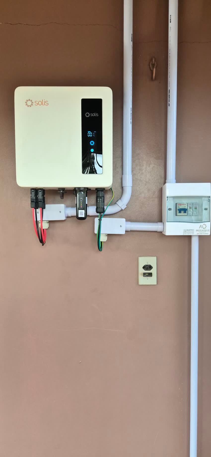 Inversor Solis e medidor instalados em parede externa