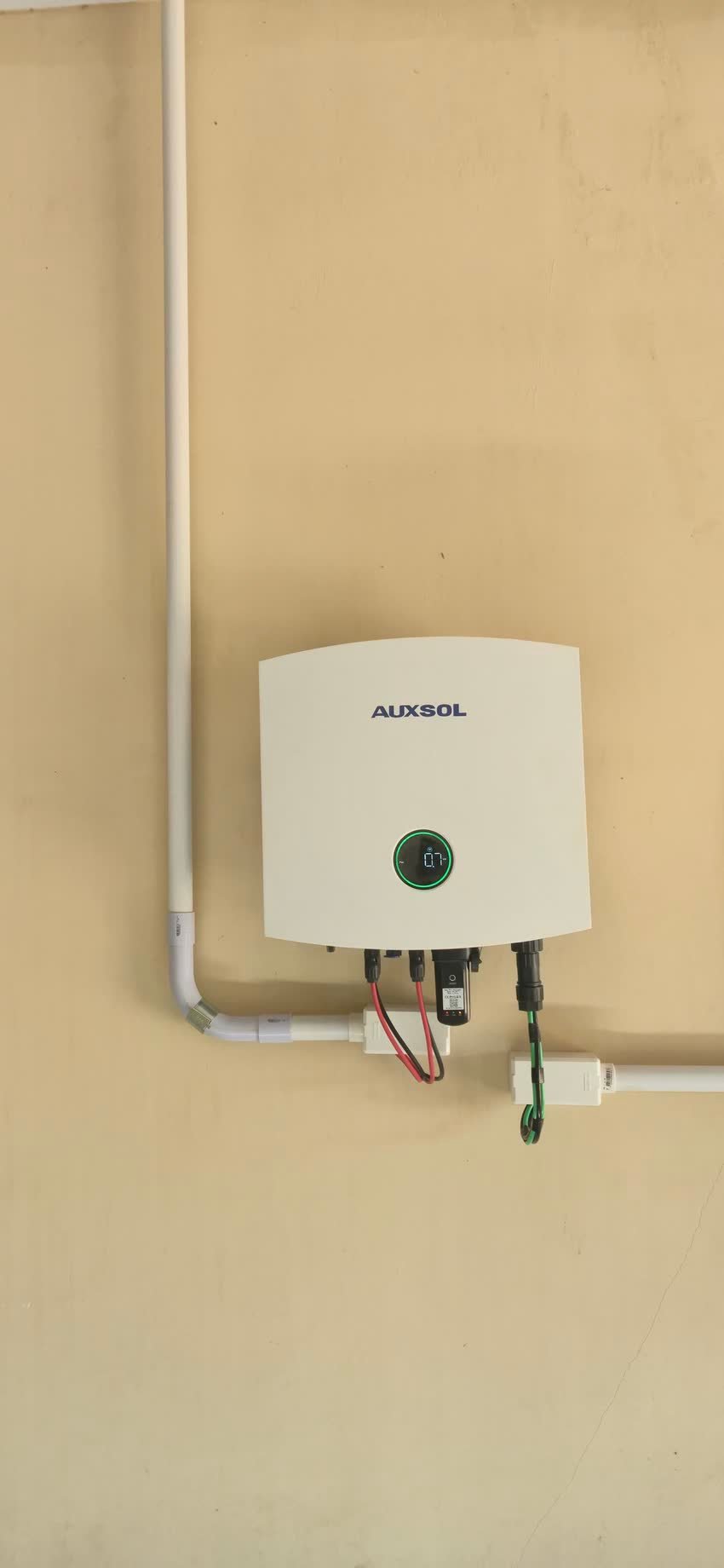 Inversor Aunsol instalado em parede interna, com eletroduto embutido