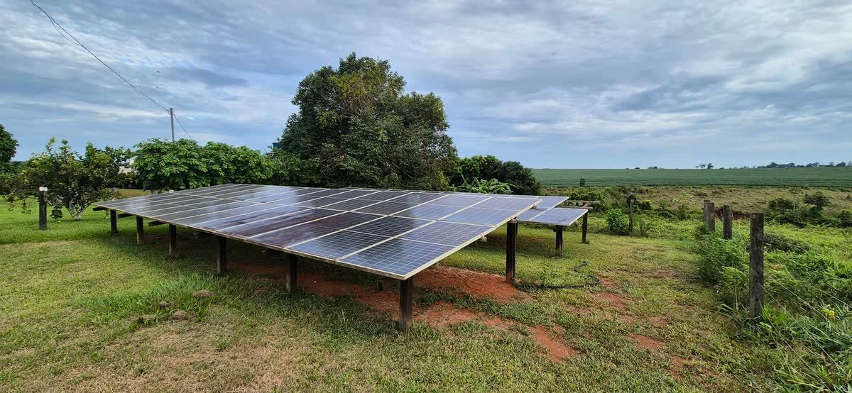 Usina em solo com mesas alinhadas em campo aberto