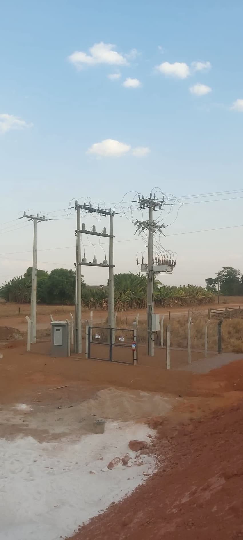 Estruturas de média tensão instaladas em área industrial